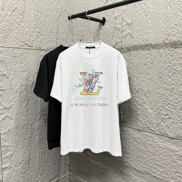 p100 1V 路易 2025春夏新款 经典字母绿叶大V印花 定制双纱平纹纯棉面料 短袖T恤 男女同款 颜色：黑色 白色 尺码： S （90-130斤） M （