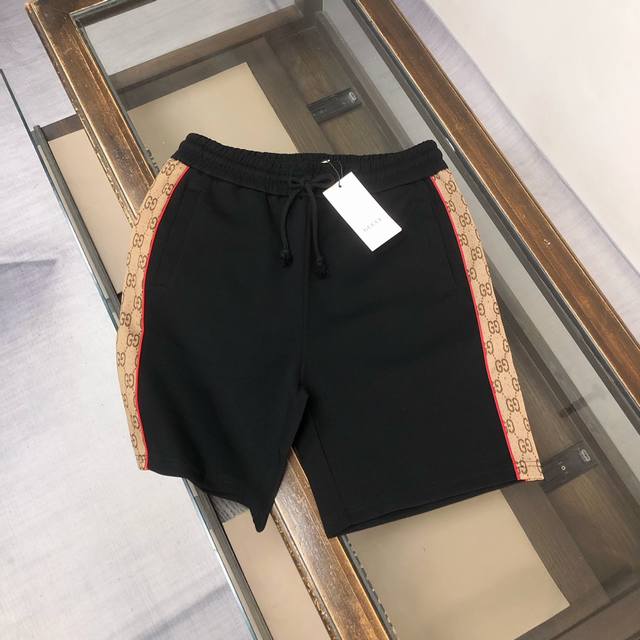 p160 Gucci 古驰 2025最新款休闲短裤，定制面料 ～两侧提花织带拼接工艺！款式简单又不失档次三标齐全、透气舒适度高，细节无可挑剔，品牌元素设计理念，