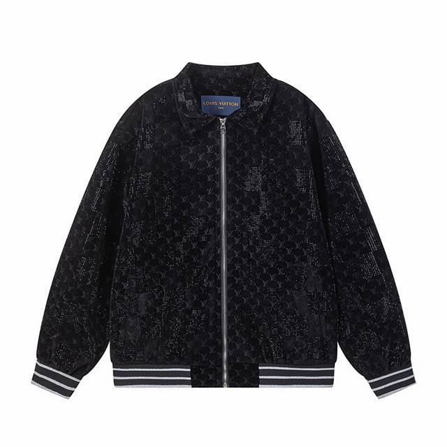 g1.P360Lv 2025Ss 秋冬新款夹克外套 进口满钻 顶级韩国绒，展现品牌的高贵与独特。轻松搭配各种下装，展现您的时尚品味。无论是日常休闲还是参加正式场