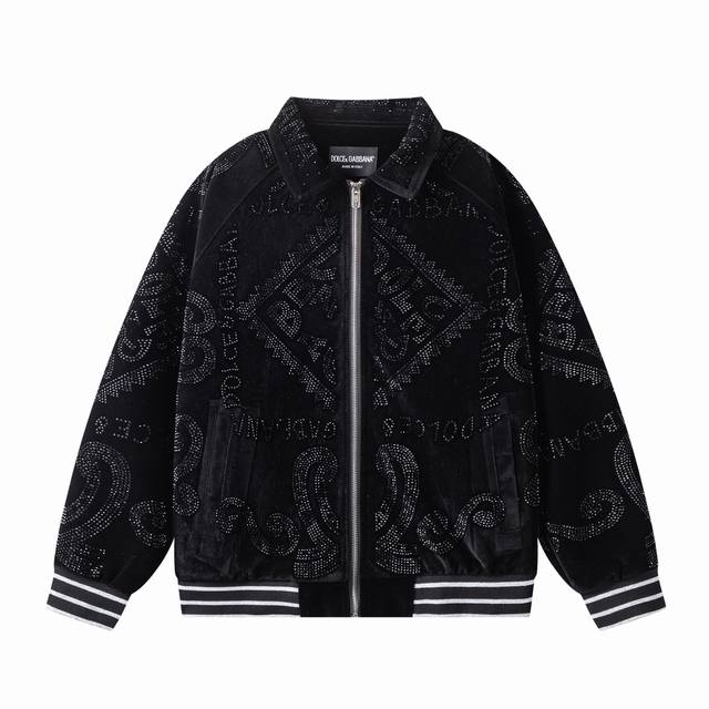 d0.P390 d&G 杜嘉班纳 2025秋冬新款男士棒球服夹克外套，专柜同步发售！定制专属金丝绒面料，全景Logo烫钻工艺设计！简约大方，从容百搭，档次极高，