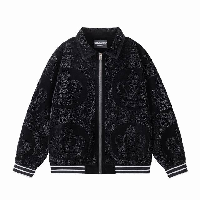 d8.P390 d&G 杜嘉班纳 2025秋冬新款男士棒球服夹克外套，专柜同步发售！定制专属金丝绒面料，全景Logo烫钻工艺设计！简约大方，从容百搭，档次极高，