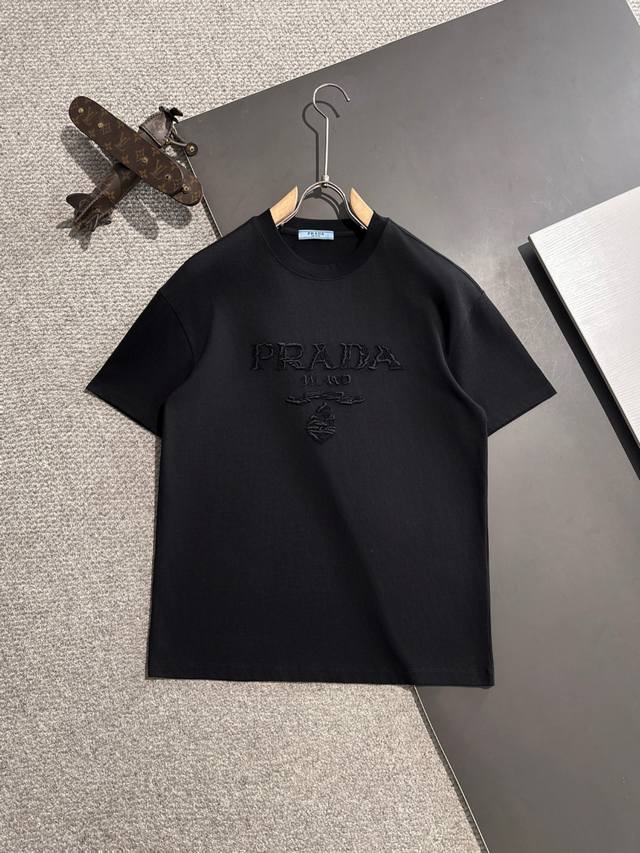 隔天出货 P160 普拉达 2025早春新款 （顶级品质 区别通货） 重磅推出260克高密度短袖 早春走秀款 个性独家款式 男女同款 采用进口定制定染面料 后领