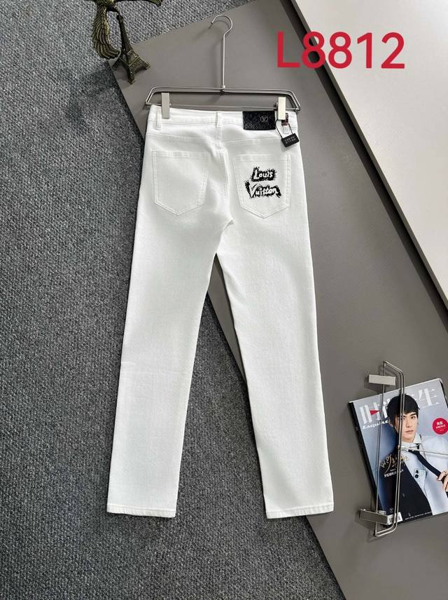 p230 Lv2024秋冬新品修身牛仔裤长裤，采用进口客供日本Denim平纹棉质牛仔面料梭织生产，三标齐全，简约不失大气，柔软细腻舒适，上身百搭时尚L8812