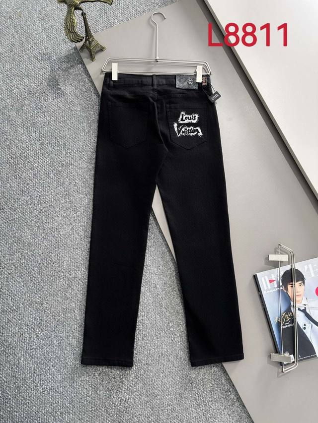 p230 Lv2024秋冬新品修身牛仔裤长裤，采用进口客供日本Denim平纹棉质牛仔面料梭织生产，三标齐全，简约不失大气，柔软细腻舒适，上身百搭时尚L8811