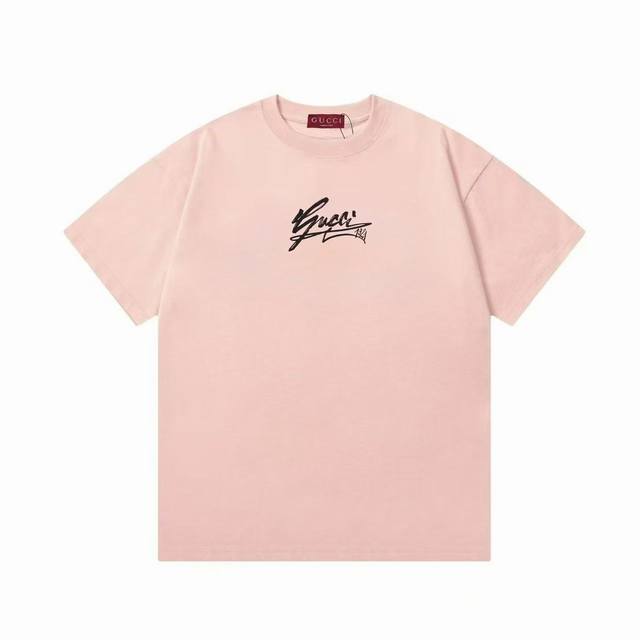 p100 Gucci 古驰 2025新款 官网同步 肖战上身款 签名字母Logo 男女同款 短袖T ·定制300克100％双纱纯棉面料 ·定染32支双股螺纹 ·