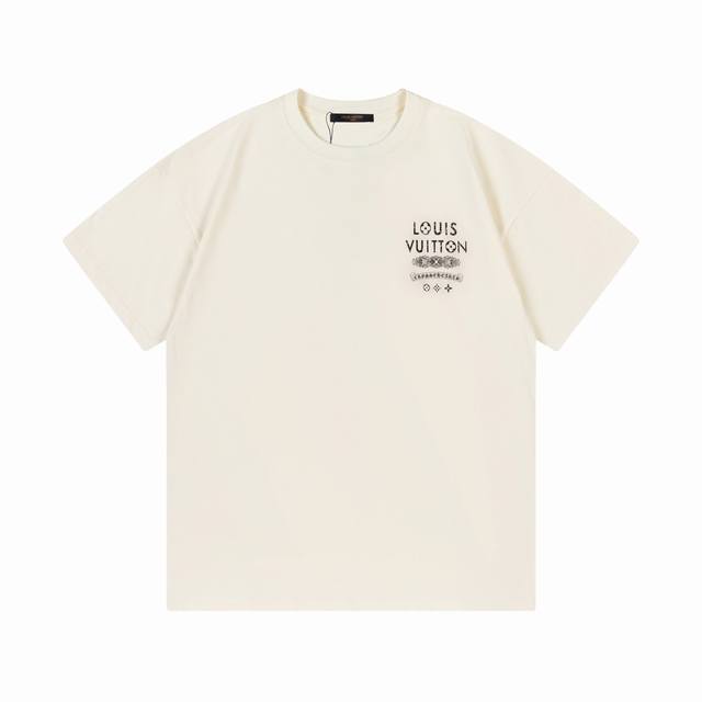 p100（隔天到） lv 驴家 联名 克罗心限定系列 2025新款 联名字母Logo 定制皮章 男女同款 短袖T恤 ·定制300克100％双纱纯棉面料 ·定染3