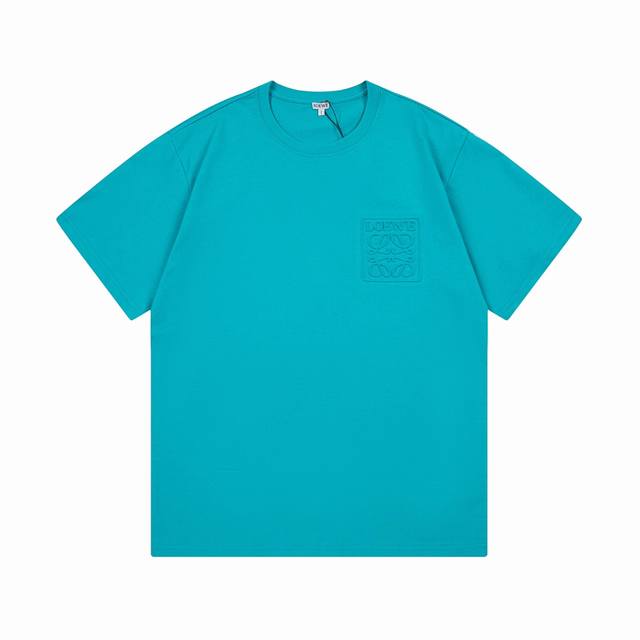 p100 Loewe 罗意威 2025新款 凹凸字母Logo 男女同款 短袖T恤 ·定制260克100％双纱纯棉面料 ·定染32支双股螺纹 ·领标吊牌主唛三标齐