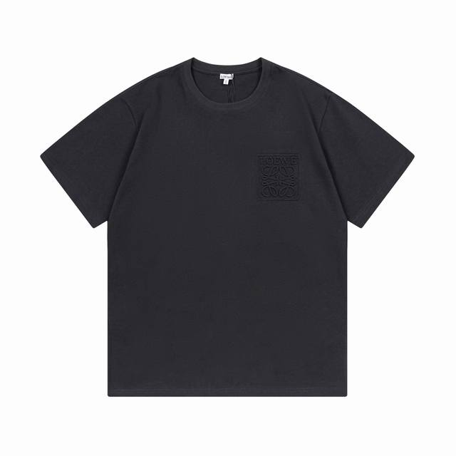 p100 Loewe 罗意威 2025新款 凹凸字母Logo 男女同款 短袖T恤 ·定制260克100％双纱纯棉面料 ·定染32支双股螺纹 ·领标吊牌主唛三标齐