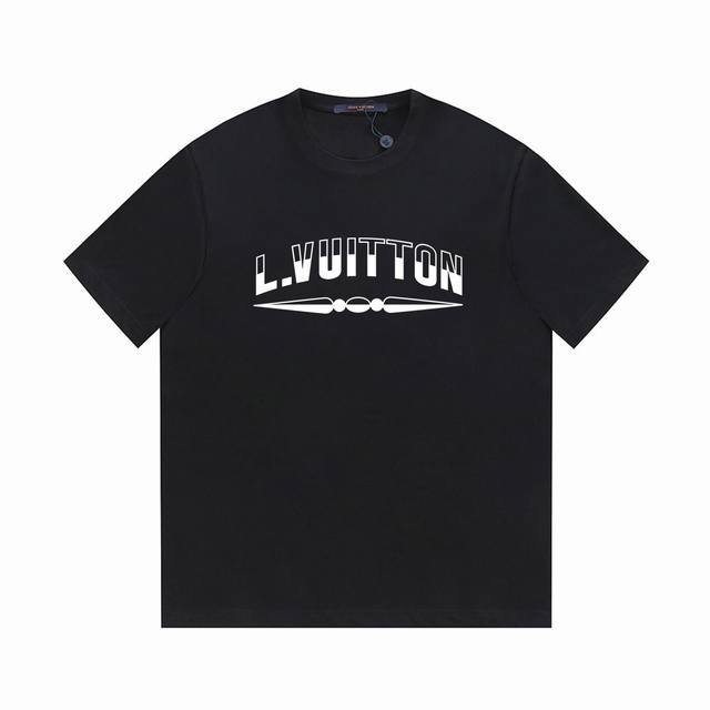 p110 lv 25Ss黑白经典图文结合T恤 采用32支双纱纯棉240G，高温水洗，不缩水不退色。手感舒服，质感超强反缝袖口设计，黄色反标点缀，全套辅料。潮男潮