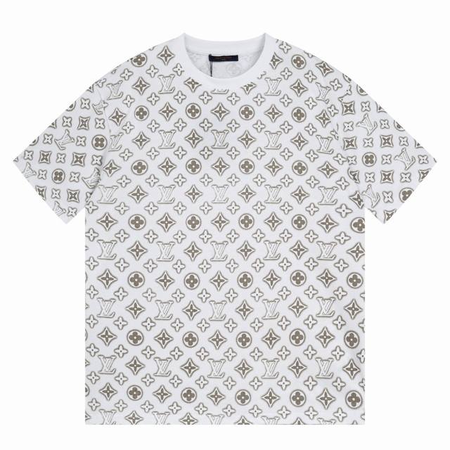 p100 高品质 lv 路易 Logo满印字母短袖 T 恤 对色定染麻棉面料、水墨胶印花工艺、全套辅料配备 水墨印染工艺通俗来说是活性染料溶于水后的液态印染，面