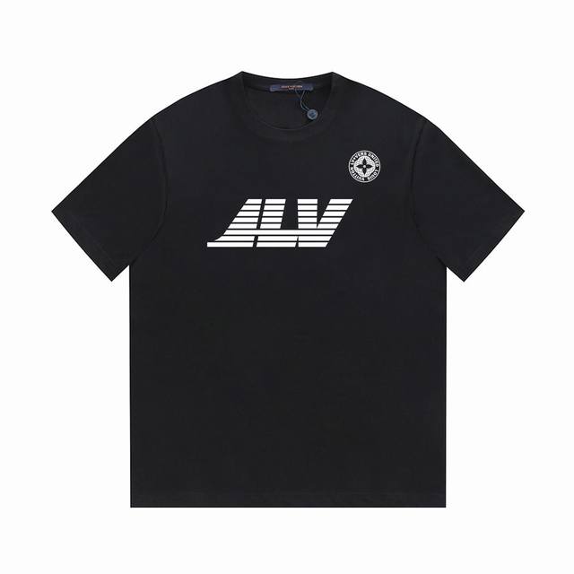 p100 lv 25Ss徽章图文结合T恤 采用32支双纱纯棉280G，高温水洗，不缩水不退色。手感舒服，质感超强反缝袖口设计，黄色反标点缀，全套辅料。潮男潮女必