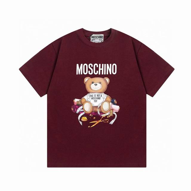 p100 Moschino 莫斯奇诺 2025新款 超萌系列 裁缝熊字母Logo 男女同款 短袖T ·定制300克100％双纱纯棉面料 ·定染32支双股螺纹 ·
