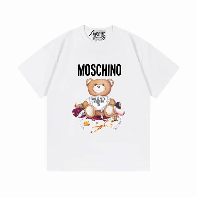 p100 Moschino 莫斯奇诺 2025新款 超萌系列 裁缝熊字母Logo 男女同款 短袖T ·定制300克100％双纱纯棉面料 ·定染32支双股螺纹 ·