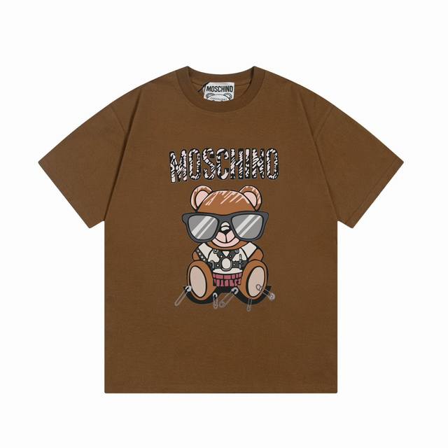 p100 Moschino 莫斯奇诺 2025新款 超萌系列 墨镜熊字母Logo 男女同款 短袖T恤 ·定制300克100％双纱纯棉面料 ·定染32支双股螺纹