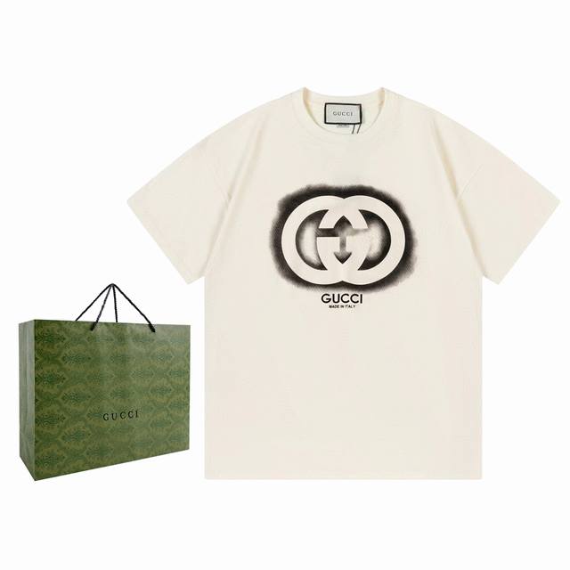 p100 Gucci 2024新款 定制32支280G棉盖棉面料 已洗水处理 不缩水 不掉色 不掉毛 完美还原 涂鸦双G字母Logo 男女同款 短袖T恤 颜色: