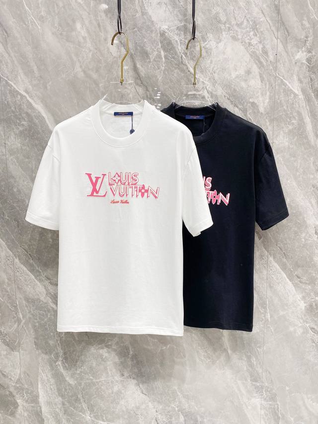 p130 lv 25Ss新款圆领T恤！潮人必备！胸前定制品牌字母立体胶工艺.经典色彩搭配时尚好看.整体效果年轻有活力！280G棉材质精制而成，着感手感都相当舒适