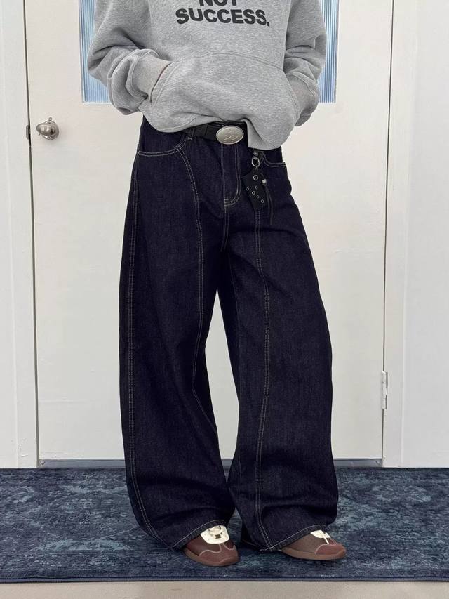 80 款号Xk3203 美式复古蓝弯刀直筒牛仔裤男女高腰宽松长裤，面料定制经过一流的高工艺水洗 ，质地紧密 色泽均匀 纹理清晰，上身非常舒适 直筒版型 可显高显