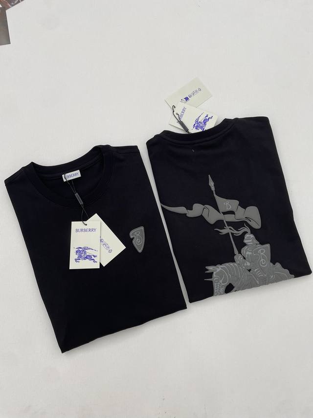 p110 burberry 25马术骑士徽标T恤 经典战马骑士徽标短袖 面料定制240克纯棉针织面料材质，手感舒适上身亲肤透气，丝毫不会有任何闷热感， 前后发