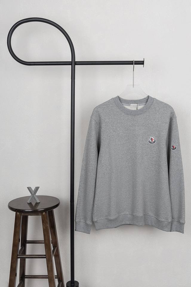 140 款号Xb27 moncler 蒙口胸口小标圆领卫衣 黑白灰三色 面料采用400克毛圈高克重95棉5氢纶1×1双纱洗一辈子都不会变形的 男女同款 官网细节
