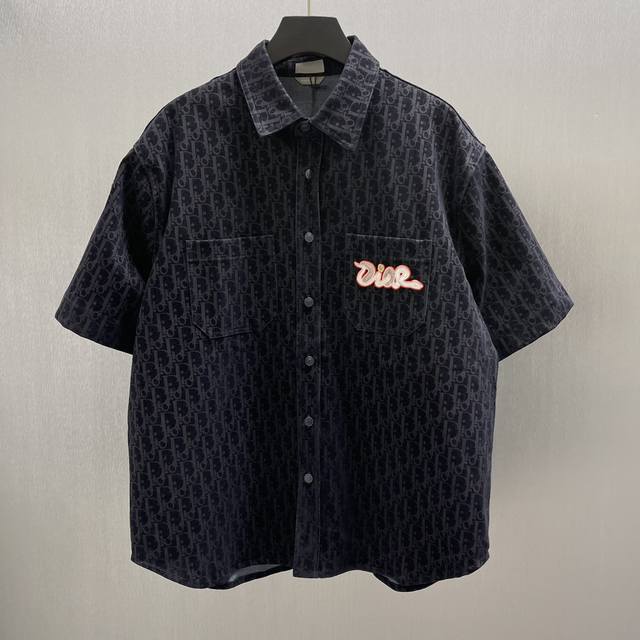 p320Cd满印蛇年刺绣短袖衬衫 size : S-Xl 介这件短袖衬衫来自迪奥（Dior），整体为深蓝色调。布满了品牌经典的“Cd”老花图案，彰显品牌辨识度。