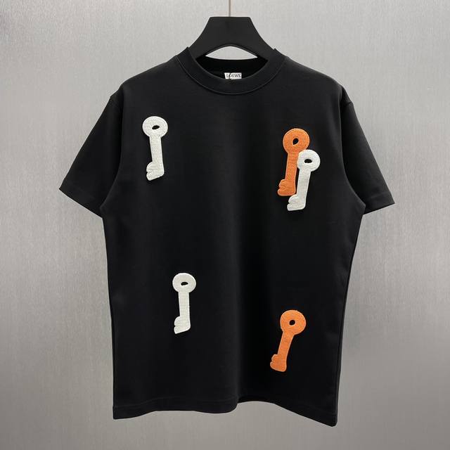 p180Lo*We 夜光钥匙刺绣T恤 size : S-Xl 这是一款兼具时尚与趣味的T恤，T恤主体为经典白色，简约大方。上面绣有不同颜色的钥匙图案，普通光线下