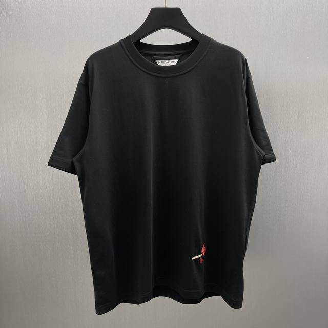p150火柴刺绣图案短”T size : S-Xl 皮马棉针织T恤 正面饰有火柴图案刺绣 常规版型 颜色：白色
