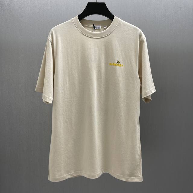 p150Bbr 植绒蜜蜂印花短袖 size : S-Xl 圆领T恤衫，选用平织棉面料打造，装饰质慰罂蜂圂案和品牌标印花。 一罗纹针织领口 一正面与背面饰有 Bu