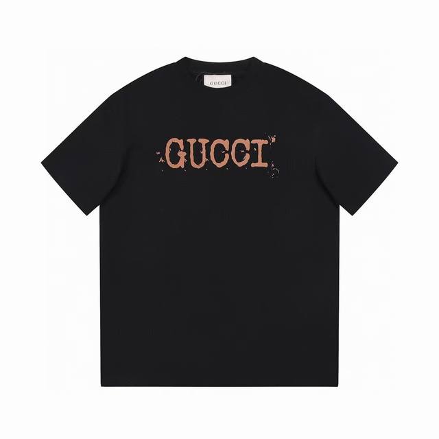 p70#E172 gucci/古驰 25Fw 春夏最新Gg标语字母极简油漆喷点印花短袖。胸前油漆喷点印花字母+ 高端精梳棉洗水处理 1:1高品质 是一款高工艺T