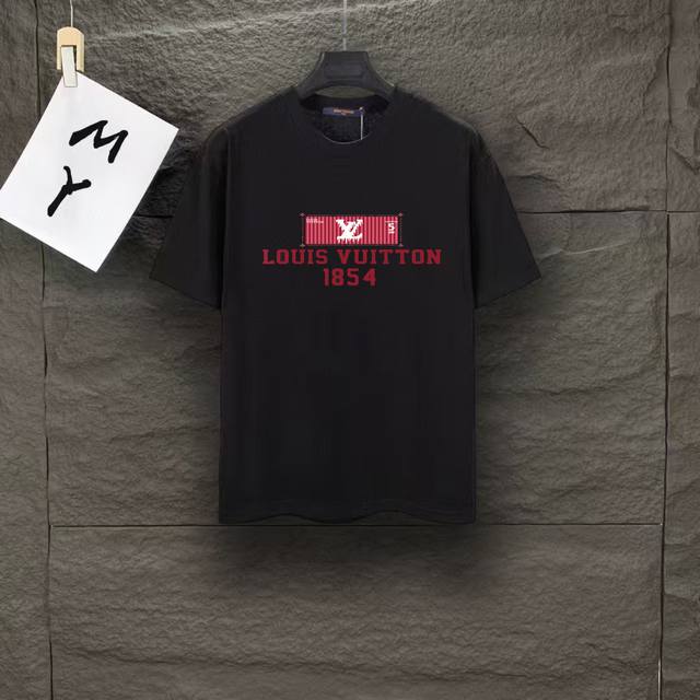110 款号：A111 lv驴家路易威登多标字母刺绣圆领短袖 louisvuitton官网一致款式 面料：32支双纱300克纯棉面料 同缸同色织染螺纹 颜色一致