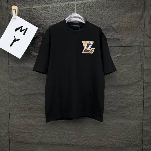 110 款号：A42 louis Vuitto*2025最新款印花短袖T恤 采用直喷印花，印花效果通过计算机测色、喷印多方位测试后生产。印花效果轻薄无胶感，图案