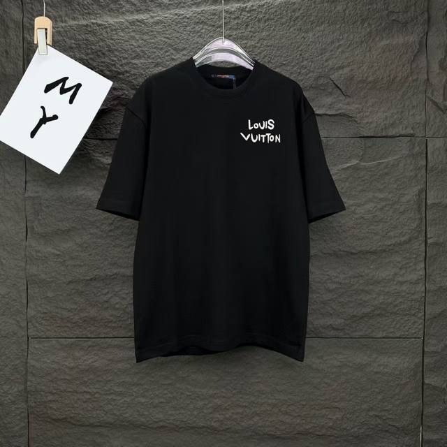 110 款号：A40 Louis Vuitton/Lv 路易威登 2025最新款短袖T恤，绝对的顶级爆款，原版一比一面料，胸前Logo更显得不凡跟高档，大气，简