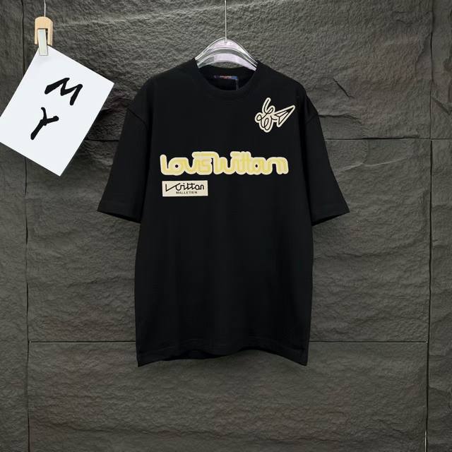 110 款号：A37 lv驴家路易威登多标字母刺绣圆领短袖 louisvuitton官网一致款式 面料：32支双纱300克纯棉面料 同缸同色织染螺纹 颜色一致