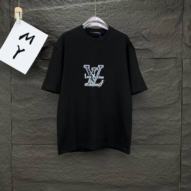 110 款号：A33 lv驴家路易威登多标字母刺绣圆领短袖 louisvuitton官网一致款式 面料：32支双纱300克纯棉面料 同缸同色织染螺纹 颜色一致