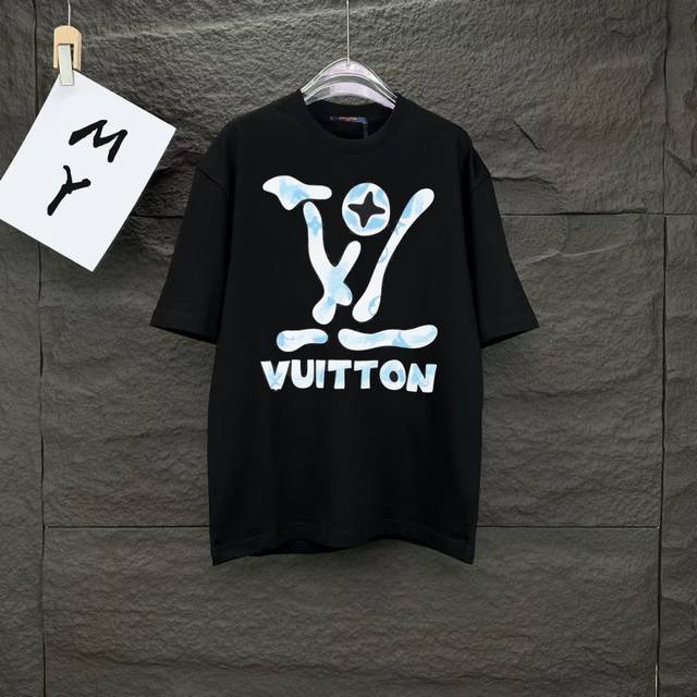 110 款号：A25 louis Vuitto*2025最新款印花短袖T恤 采用直喷印花，印花效果通过计算机测色、喷印多方位测试后生产。印花效果轻薄无胶感，图案