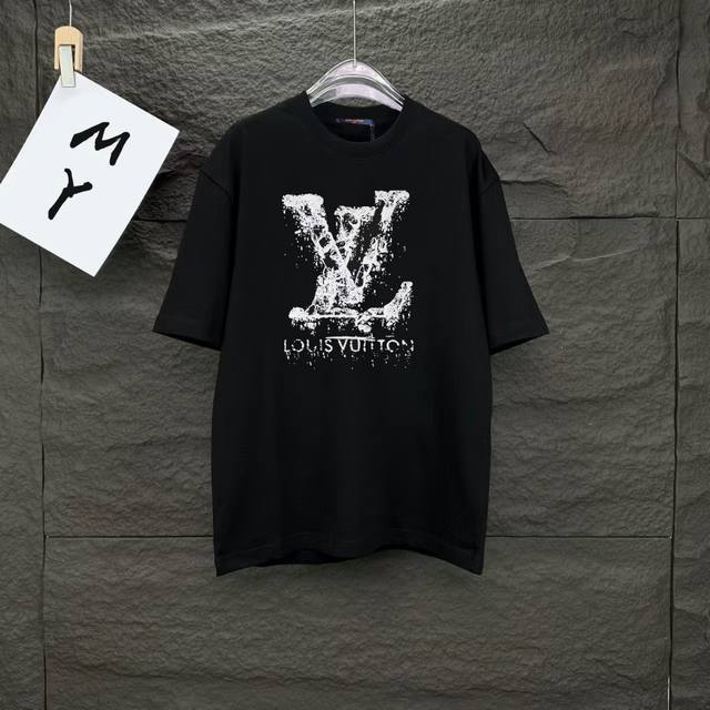 110 款号：A22 lv驴家路易威登多标字母刺绣圆领短袖 louisvuitton官网一致款式 面料：32支双纱300克纯棉面料 同缸同色织染螺纹 颜色一致