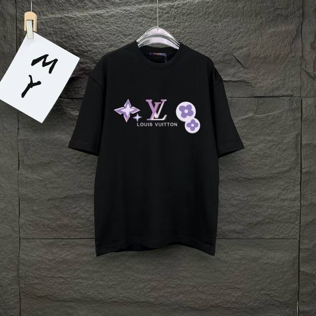 110 款号：A16 Lv路易威登 2025最新款情侣款品牌Logo印花图案圆领短袖 情侣T恤～～ 春夏新品 高品质 时尚百搭潮款 定制进口面料 ！穿着舒适 透