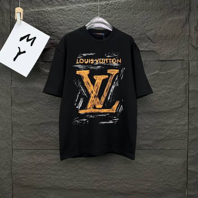 110 款号：A06 lv驴家路易威登多标字母刺绣圆领短袖 louisvuitton官网一致款式 面料：32支双纱300克纯棉面料 同缸同色织染螺纹 颜色一致