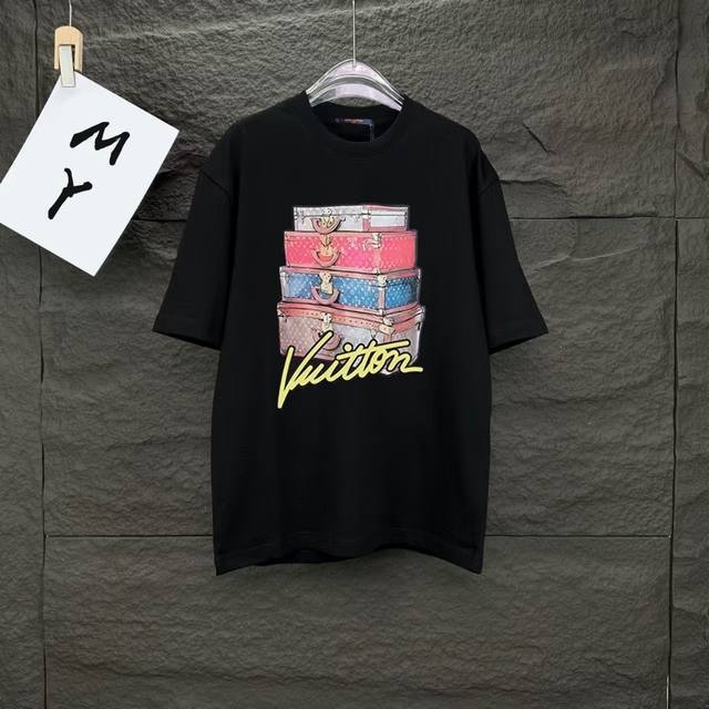 110 款号：A03 Lv路易威登 2025最新款情侣款品牌Logo印花图案圆领短袖 情侣T恤～～ 春夏新品 高品质 时尚百搭潮款 定制进口面料 ！穿着舒适 透