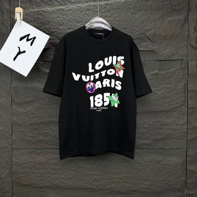 110 款号：A01 louis Vuitto*2025最新款印花短袖T恤 采用直喷印花，印花效果通过计算机测色、喷印多方位测试后生产。印花效果轻薄无胶感，图案
