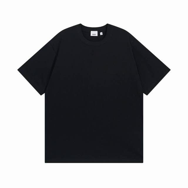 70 burberry/巴宝莉24Ss款后幅印花短袖T恤 青春潮酷时尚，减龄百搭。高端质感，面料洗水，洗水后260克重左右。做工细致精致，厚度适中。男女同款，宽