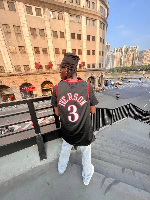 70 【顶级刺绣版本】款号:S80 模特实拍上身图 Mitchell&Mess Nba Swingman 76人阿伦·艾弗森3号复古球衣 全身采用刺绣（队名、球