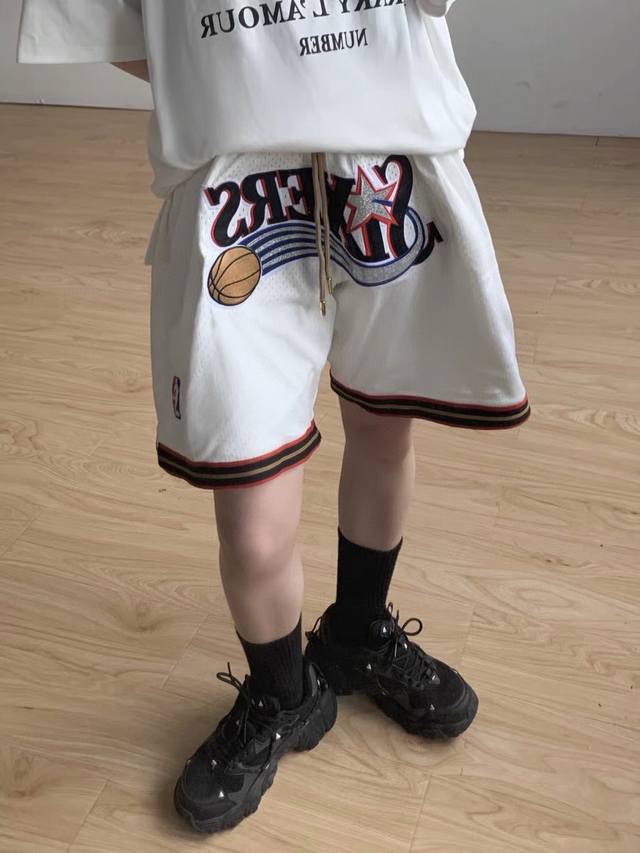 90（款号K05）【顶级刺绣版本】 模特上身图 Mitchell &Ness X Just Don联名费城76人队复古高街刺绣球裤 篮球短裤 Just Don