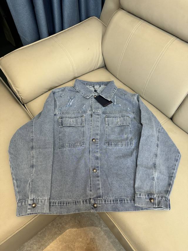 p200 louis Vuitton 路易威登 Lv水洗复古破坏磨破老花字母Logo系列 重工制作 牛仔外套 刻意处理成磨损破坏的效果1:1还原五金配件原版对峙
