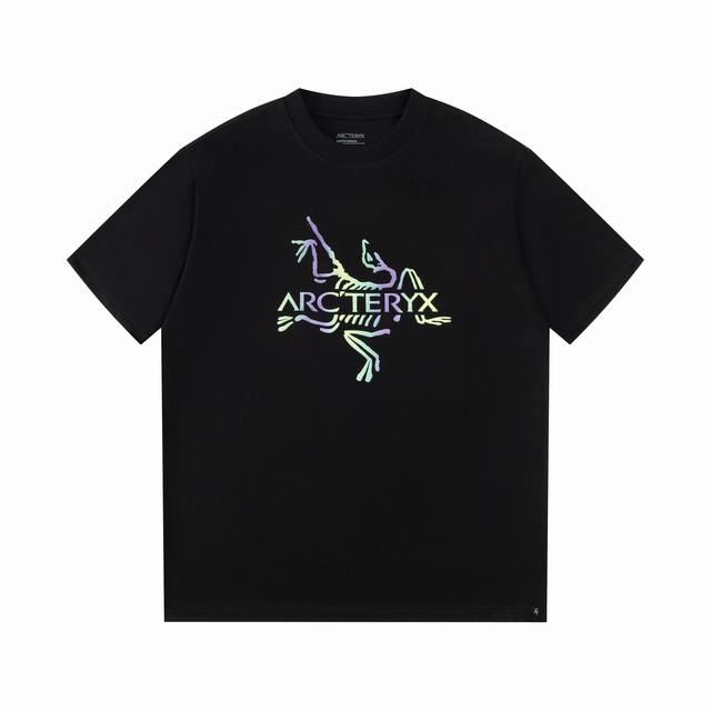 p100始祖鸟 Arc’Teryx款号25023 胸前压花 Logo短袖T恤 采用了厚板胶刻字模反光效果 采用60支双股，实280克全棉面料。上身透气，绝不起球