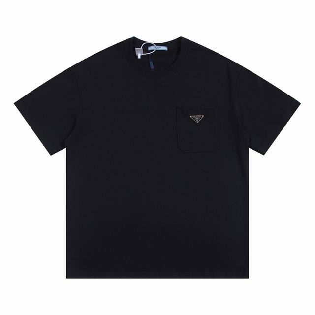 100 prada 普拉达25Ss新款经典三角标五金Logo短袖（高品质） 面料- 采用270克双股精梳棉面料.索罗纳螺纹订织订染国标一级面料 辅料：官网原版