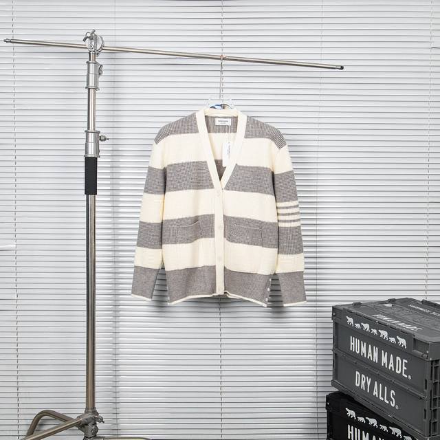 190 款号：Ym-5 thombrowne 汤姆布朗子熙伦敦启事高克重毛衣条纹针织开衫 tb原版纱线定制 一公斤高克重垂坠感十足 本期自留的针织开衫 幂式穿搭