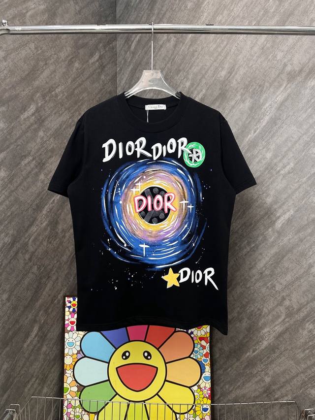 90 款号/G67 迪奥彩色星球字母圆领短袖 dior官网Zp同步新款T恤 面料采用32支双纱280克高克重纯棉面料 同缸定织定染原版同色螺纹 进口机器白墨直喷