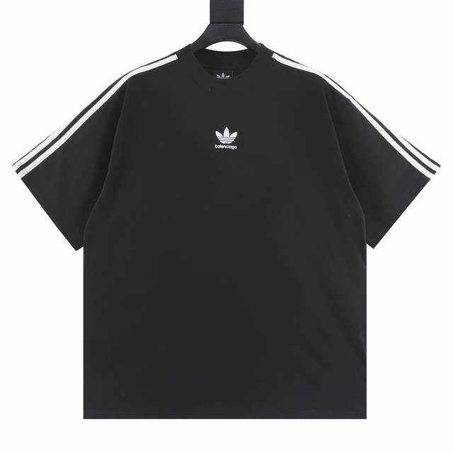 140 balenciaga X Adidas 三叶草联名印花短袖 面料采用330克平纹32支双股双纱紧密赛络纺进口“福原”牌大圆机织造而成，双面做蚀毛无尘处理