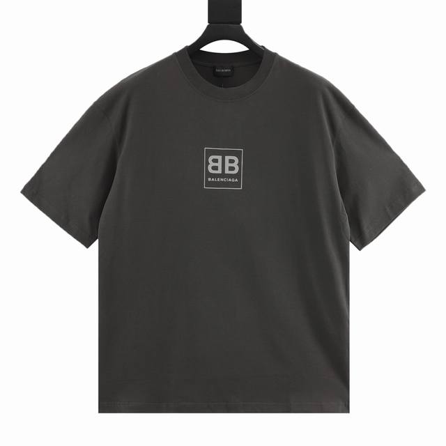 140 balenciag@ 方块双B锁扣印花T恤。 时髦单品总是逃脱不了经典元素的加持，锁扣作为巴黎世家经典中的经典，就是会给人别样好感。此款短袖采用灰杏配色