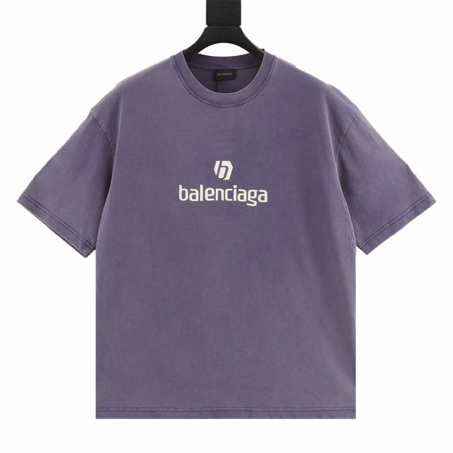 140 balenciaga Sport Icon经典洗水T恤。这款T恤着以电竞风格的品牌新标识，前面以图标+字母形式跃然眼前，简约的同时兼具一种未来感。背后P